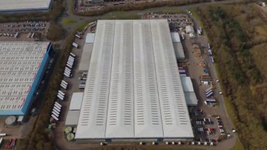 Endüstriyel binaların, iş bölgesi taşımacılığının ve lojistiğin, depoların ve fabrikaların, dağıtım merkezlerinin hava aracı görüntüsü