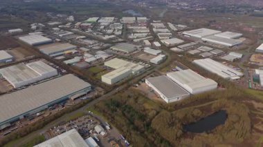 Endüstriyel binaların, iş bölgesi taşımacılığının ve lojistiğin, depoların ve fabrikaların, dağıtım merkezlerinin hava aracı görüntüsü