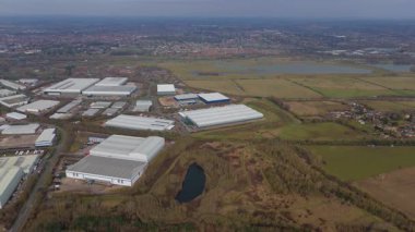 Endüstriyel binaların, iş bölgesi taşımacılığının ve lojistiğin, depoların ve fabrikaların, dağıtım merkezlerinin hava aracı görüntüsü