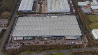 Endüstriyel binaların, iş bölgesi taşımacılığının ve lojistiğin, depoların ve fabrikaların, dağıtım merkezlerinin hava aracı görüntüsü