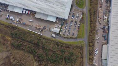 Endüstriyel binaların, iş bölgesi taşımacılığının ve lojistiğin, depoların ve fabrikaların, dağıtım merkezlerinin hava aracı görüntüsü