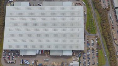 Endüstriyel binaların, iş bölgesi taşımacılığının ve lojistiğin, depoların ve fabrikaların, dağıtım merkezlerinin hava aracı görüntüsü