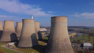Büyük enerji santralinin hava drone çekimi, soğutma kuleleri ve duman yığınları, İngiltere 'nin kırsal kesiminde elektrik enerjisi üretimi.