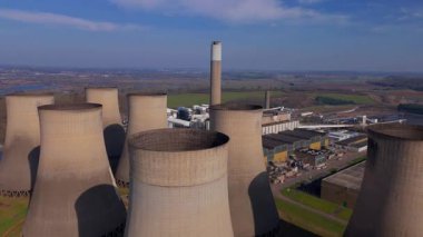 Büyük enerji santralinin hava drone çekimi, soğutma kuleleri ve duman yığınları, İngiltere 'nin kırsal kesiminde elektrik enerjisi üretimi.
