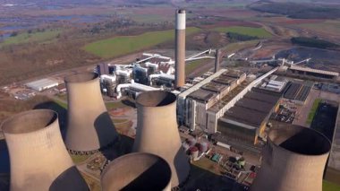 Büyük enerji santralinin hava drone çekimi, soğutma kuleleri ve duman yığınları, İngiltere 'nin kırsal kesiminde elektrik enerjisi üretimi.