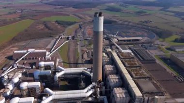 Büyük enerji santralinin hava drone çekimi, soğutma kuleleri ve duman yığınları, İngiltere 'nin kırsal kesiminde elektrik enerjisi üretimi.