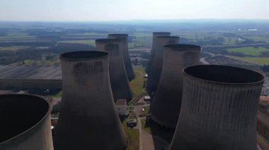 Büyük enerji santralinin hava drone çekimi, soğutma kuleleri ve duman yığınları, İngiltere 'nin kırsal kesiminde elektrik enerjisi üretimi.