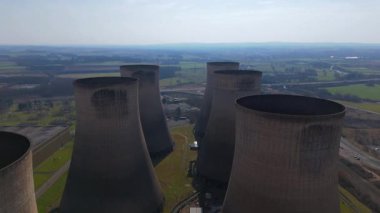 Büyük enerji santralinin hava drone çekimi, soğutma kuleleri ve duman yığınları, İngiltere 'nin kırsal kesiminde elektrik enerjisi üretimi.