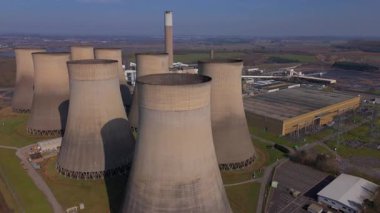 Büyük enerji santralinin hava drone çekimi, soğutma kuleleri ve duman yığınları, İngiltere 'nin kırsal kesiminde elektrik enerjisi üretimi.