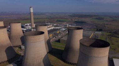 Büyük enerji santralinin hava drone çekimi, soğutma kuleleri ve duman yığınları, İngiltere 'nin kırsal kesiminde elektrik enerjisi üretimi.