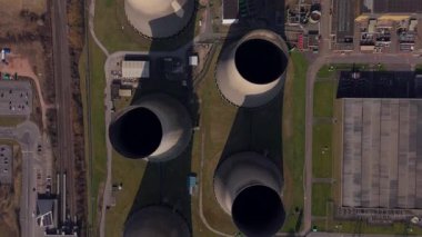 Büyük enerji santralinin hava drone çekimi, soğutma kuleleri ve duman yığınları, İngiltere 'nin kırsal kesiminde elektrik enerjisi üretimi.