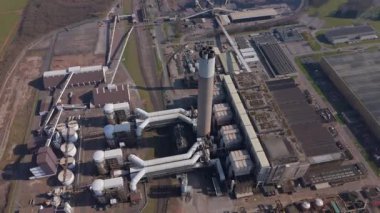 Büyük enerji santralinin hava drone çekimi, soğutma kuleleri ve duman yığınları, İngiltere 'nin kırsal kesiminde elektrik enerjisi üretimi.