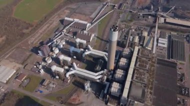 Büyük enerji santralinin hava drone çekimi, soğutma kuleleri ve duman yığınları, İngiltere 'nin kırsal kesiminde elektrik enerjisi üretimi.