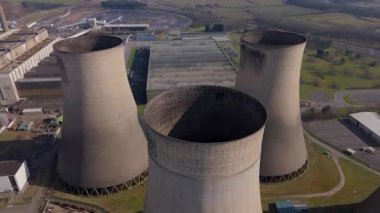 Büyük enerji santralinin hava drone çekimi, soğutma kuleleri ve duman yığınları, İngiltere 'nin kırsal kesiminde elektrik enerjisi üretimi.