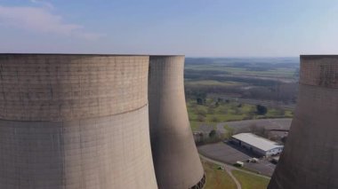 Büyük enerji santralinin hava drone çekimi, soğutma kuleleri ve duman yığınları, İngiltere 'nin kırsal kesiminde elektrik enerjisi üretimi.