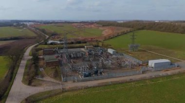 İngiltere 'deki elektrik alt istasyonu ve elektrik hatlarının hava aracı görüntüsü, trafolar ve şalterler.