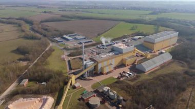 Birleşik Krallık 'taki sanayi fabrikaları, üretim tesisleri, dağıtım merkezleri ve depoların hava aracı görüntüsü.