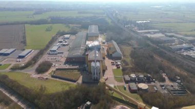 Birleşik Krallık 'taki sanayi fabrikaları, üretim tesisleri, dağıtım merkezleri ve depoların hava aracı görüntüsü.