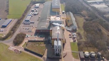 Birleşik Krallık 'taki sanayi fabrikaları, üretim tesisleri, dağıtım merkezleri ve depoların hava aracı görüntüsü.