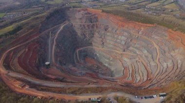 Dev taş ocağı, açık çukur madeni, çakıl ve nadir bulunan toprak mineral çıkarma, taşıma bantları ve bitki makinelerinden oluşan hava aracı perspektifi.