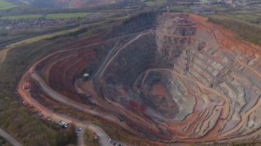 Dev taş ocağı, açık çukur madeni, çakıl ve nadir bulunan toprak mineral çıkarma, taşıma bantları ve bitki makinelerinden oluşan hava aracı perspektifi.