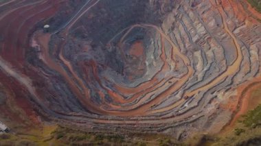 Dev taş ocağı, açık çukur madeni, çakıl ve nadir bulunan toprak mineral çıkarma, taşıma bantları ve bitki makinelerinden oluşan hava aracı perspektifi.