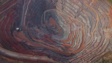 Dev taş ocağı, açık çukur madeni, çakıl ve nadir bulunan toprak mineral çıkarma, taşıma bantları ve bitki makinelerinden oluşan hava aracı perspektifi.