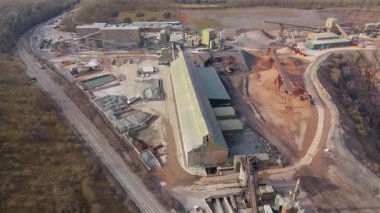 Endüstriyel binaların, iş bölgesi taşımacılığının ve lojistiğin, depoların ve fabrikaların, dağıtım merkezlerinin hava aracı görüntüsü