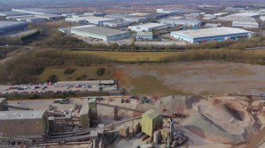 Endüstriyel binaların, iş bölgesi taşımacılığının ve lojistiğin, depoların ve fabrikaların, dağıtım merkezlerinin hava aracı görüntüsü