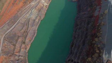 Dev taş ocağı, açık çukur madeni, çakıl ve nadir bulunan toprak mineral çıkarma, taşıma bantları ve bitki makinelerinden oluşan hava aracı perspektifi.