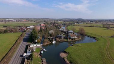 Nehir kıyısında küçük bir köyün havadan görünüşü dar tekne ve yatlarla özel yelkenli, kırsal yeşil arazi, Doğu Midlands UK