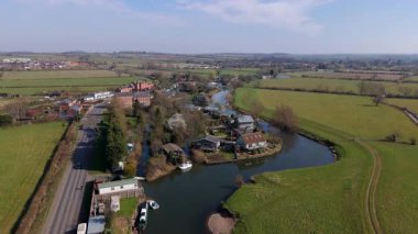 Nehir kıyısında küçük bir köyün havadan görünüşü dar tekne ve yatlarla özel yelkenli, kırsal yeşil arazi, Doğu Midlands UK