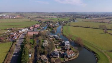 Nehir kıyısında küçük bir köyün havadan görünüşü dar tekne ve yatlarla özel yelkenli, kırsal yeşil arazi, Doğu Midlands UK