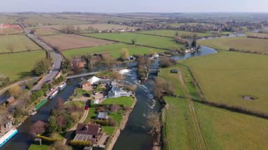 Nehir kıyısında küçük bir köyün havadan görünüşü dar tekne ve yatlarla özel yelkenli, kırsal yeşil arazi, Doğu Midlands UK