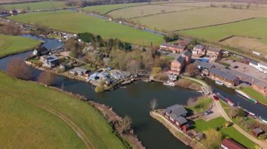 Nehir kıyısında küçük bir köyün havadan görünüşü dar tekne ve yatlarla özel yelkenli, kırsal yeşil arazi, Doğu Midlands UK