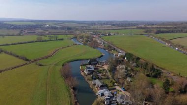 Nehir kıyısında küçük bir köyün havadan görünüşü dar tekne ve yatlarla özel yelkenli, kırsal yeşil arazi, Doğu Midlands UK