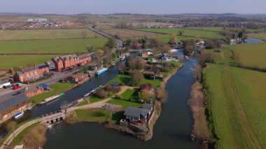 Nehir kıyısında küçük bir köyün havadan görünüşü dar tekne ve yatlarla özel yelkenli, kırsal yeşil arazi, Doğu Midlands UK