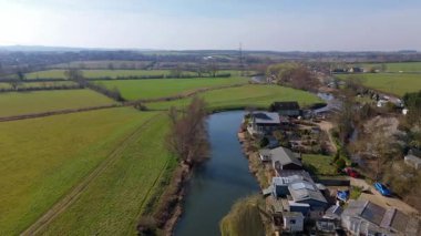 Nehir kıyısında küçük bir köyün havadan görünüşü dar tekne ve yatlarla özel yelkenli, kırsal yeşil arazi, Doğu Midlands UK