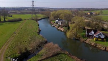Nehir kıyısında küçük bir köyün havadan görünüşü dar tekne ve yatlarla özel yelkenli, kırsal yeşil arazi, Doğu Midlands UK