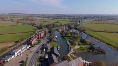Nehir kıyısında küçük bir köyün havadan görünüşü dar tekne ve yatlarla özel yelkenli, kırsal yeşil arazi, Doğu Midlands UK