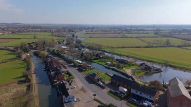 Nehir kıyısında küçük bir köyün havadan görünüşü dar tekne ve yatlarla özel yelkenli, kırsal yeşil arazi, Doğu Midlands UK