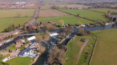 Nehir kıyısında küçük bir köyün havadan görünüşü dar tekne ve yatlarla özel yelkenli, kırsal yeşil arazi, Doğu Midlands UK
