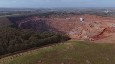 Büyük göl ve taş ocağının hava aracı görüntüsü. Köprü eski demiryolu hattını geçiyor, İngiltere ilkbaharında vahşi yaşam için sulak arazi.