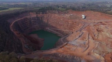 Büyük göl ve taş ocağının hava aracı görüntüsü. Köprü eski demiryolu hattını geçiyor, İngiltere ilkbaharında vahşi yaşam için sulak arazi.
