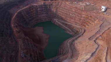 Büyük göl ve taş ocağının hava aracı görüntüsü. Köprü eski demiryolu hattını geçiyor, İngiltere ilkbaharında vahşi yaşam için sulak arazi.