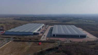 Endüstriyel binaların, iş bölgesi taşımacılığının ve lojistiğin, depoların ve fabrikaların, dağıtım merkezlerinin hava aracı görüntüsü