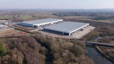 Endüstriyel binaların, iş bölgesi taşımacılığının ve lojistiğin, depoların ve fabrikaların, dağıtım merkezlerinin hava aracı görüntüsü