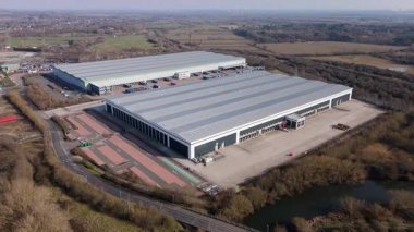 Endüstriyel binaların, iş bölgesi taşımacılığının ve lojistiğin, depoların ve fabrikaların, dağıtım merkezlerinin hava aracı görüntüsü