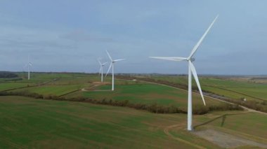 Büyük rüzgar türbini santralinin hava görüntüsü, yenilenebilir enerji altyapısı, kırsal arazi yeşil alanlar