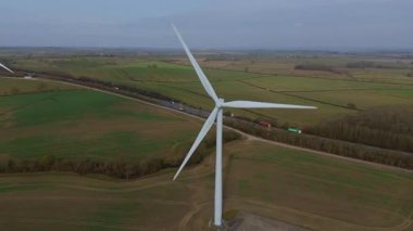 Büyük rüzgar türbini santralinin hava görüntüsü, yenilenebilir enerji altyapısı, kırsal arazi yeşil alanlar